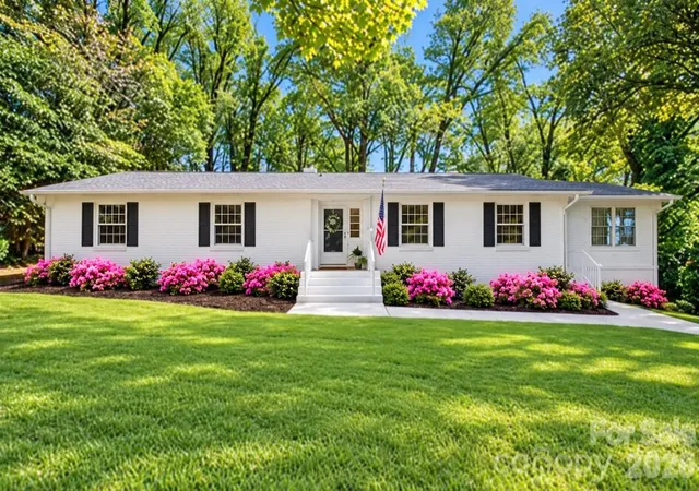 Photo 1 of Single family home for sale at 7400 Oakwood Ln, Charlotte, NC 28215 | MLS# 4428844 | Listing updated on 2026-10-11
