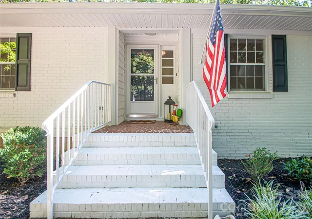 Photo 1 of Single family home for sale at 7400 Oakwood Ln, Charlotte, NC 28215 | MLS# 4428844 | Listing updated on 2026-10-11