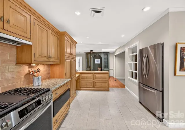 Photo 4 of Single family home for sale at 6000 Colchester Pl, Charlotte, NC 28210 | MLS# 4428869 | Listing updated on 2026-10-08