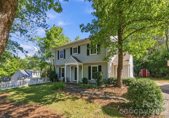 Photo 3 of Single family home for sale at 320 Sunnywood Ln, Charlotte, NC 28270 | MLS# 4428874 | Listing updated on 2026-10-06