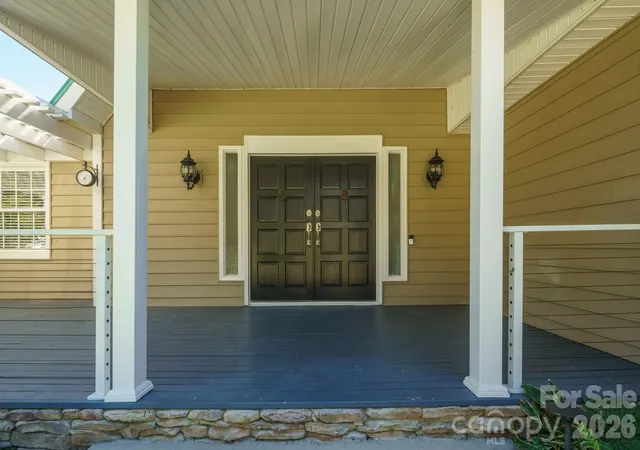 Photo 4 of Single family home for sale at 20919 Is Forest Dr, Cornelius, NC 28031 | MLS# 4428890 | Listing updated on 2026-10-30