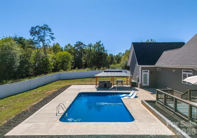 Photo 4 of Single family home for sale at 6 Leisure Cir, Granite Falls, NC 28630 | MLS# 4428902 | Listing updated on 2026-10-07