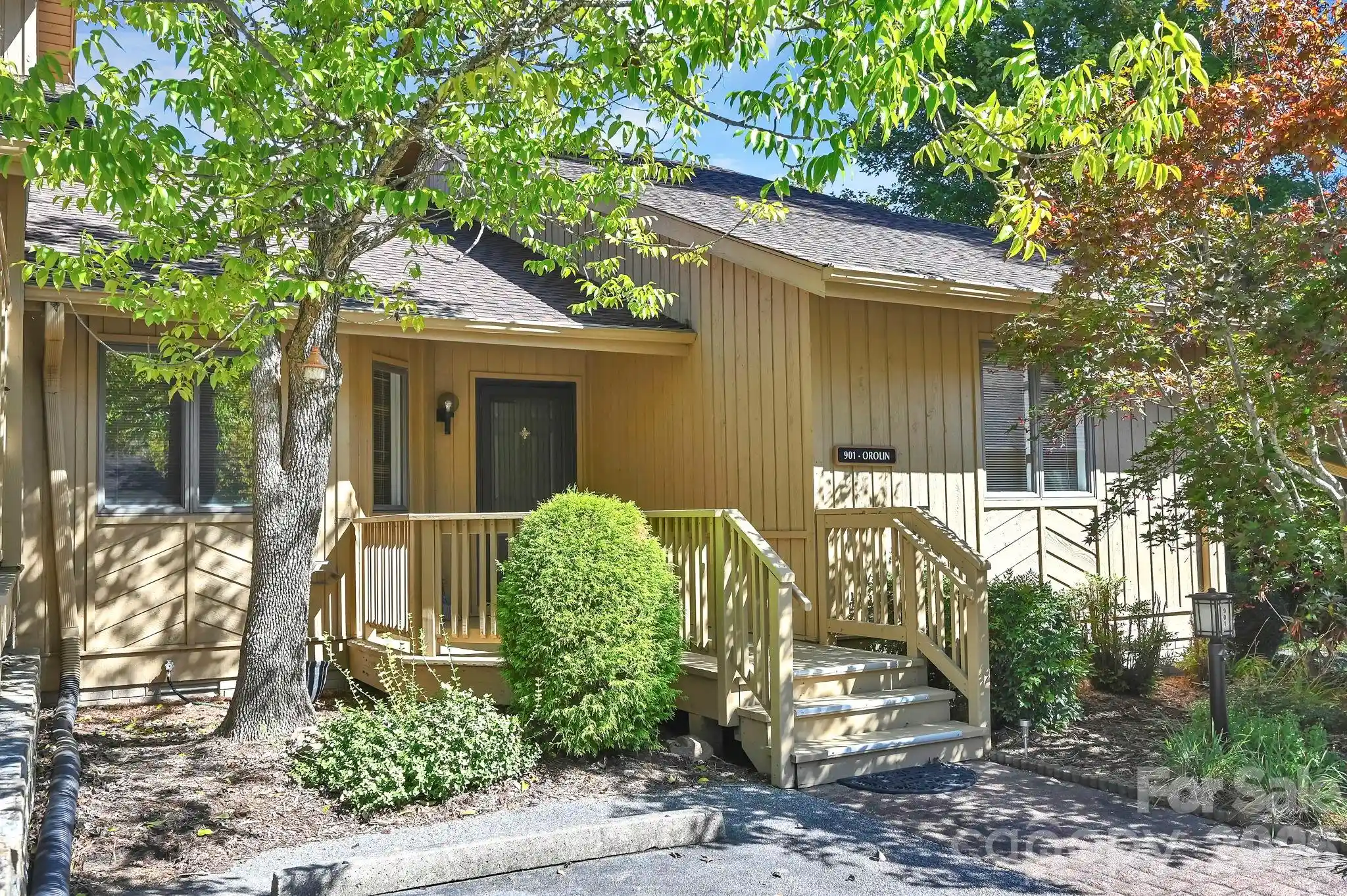 Listing Photo 2 - Condo for sale in 901 Red Oak Dr located at 901 Red Oak Dr, Hendersonville, NC 28791 - Unit 901 Red Oak Dr
