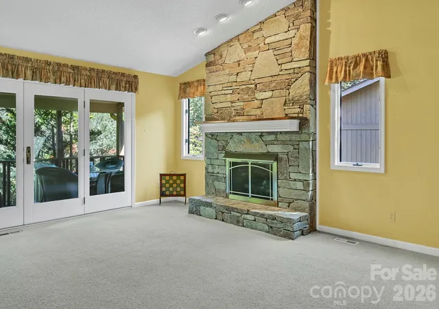 Listing Photo 4 - Condo for sale in building located at 901 Red Oak Dr, Hendersonville, NC 28791