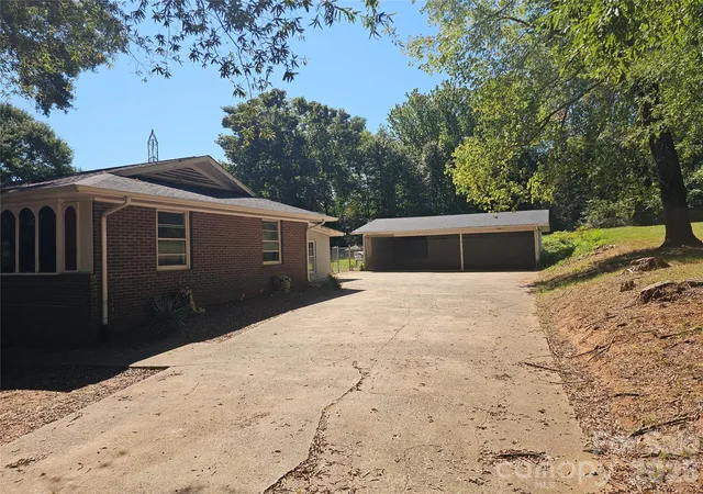Photo 2 of Single family home for sale at 2782 W View St, Hickory, NC 28601 | MLS# 4428982 | Listing updated on 2026-10-05