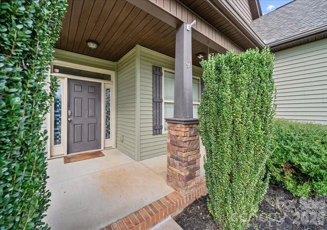 Photo 2 of Single family home for sale at 9 Saffron Way, Taylors, SC 29687 | MLS# 4428987 | Listing updated on 2026-09-28