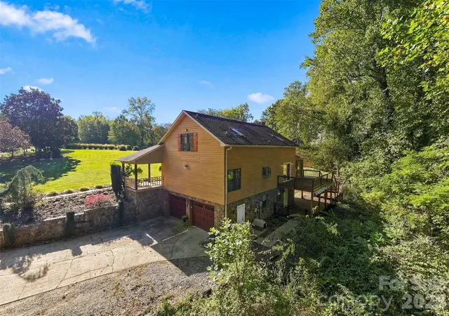Photo 3 of Single family home for sale at 4013 Carlton Dr, Claremont, NC 28610 | MLS# 4428993 | Listing updated on 2026-10-04