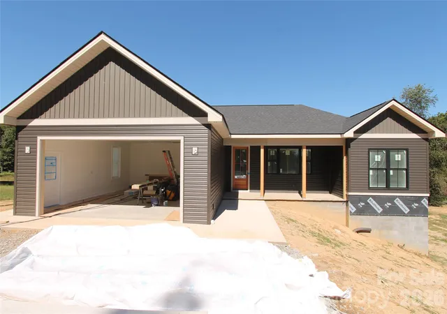 Photo 1 of Single family home for sale at 86 Whiskey River Run, Hendersonville, NC 28792 | MLS# 4428995 | Listing updated on 2026-09-28