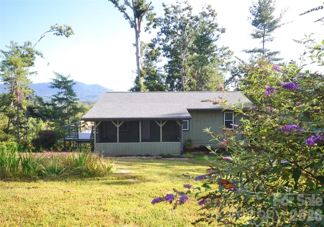 Photo 3 of Single family home for sale at 6 Mountain Oaks Dr, Fletcher, NC 28732 | MLS# 4429014 | Listing updated on 2026-10-02