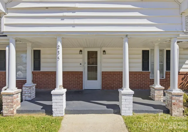 Photo 3 of Single family home for sale at 235 S Main St, Shelby, NC 28152 | MLS# 4429023 | Listing updated on 2026-10-04