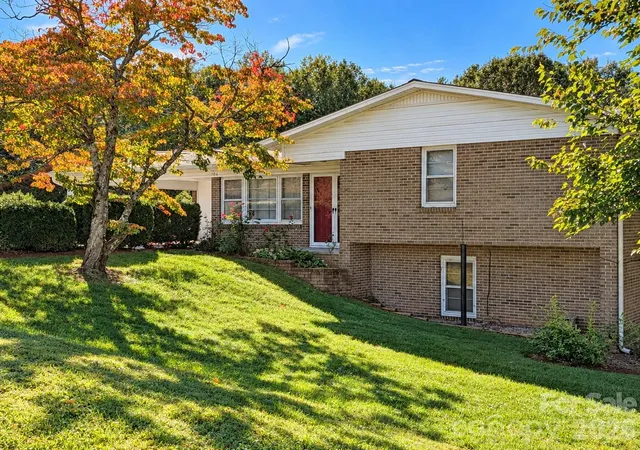 Photo 2 of Single family home for sale at 106 Valley View St, Morganton, NC 28655 | MLS# 4429026 | Listing updated on 2026-10-02