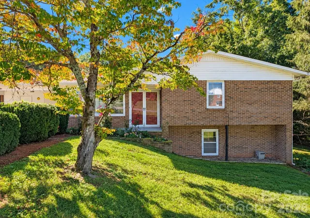 Photo 3 of Single family home for sale at 106 Valley View St, Morganton, NC 28655 | MLS# 4429026 | Listing updated on 2026-10-02