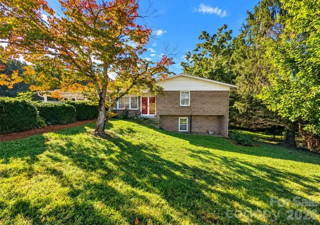 Photo 4 of Single family home for sale at 106 Valley View St, Morganton, NC 28655 | MLS# 4429026 | Listing updated on 2026-10-02