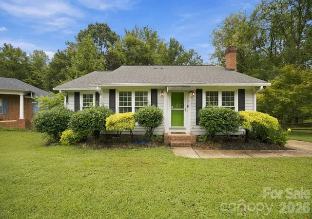 Photo 1 of Single family home for sale at 8536 Woodford Brg Dr, Charlotte, NC 28216 | MLS# 4429035 | Listing updated on 2026-10-26