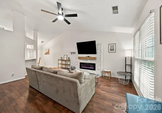 Photo 4 of Single family home for sale at 8536 Woodford Brg Dr, Charlotte, NC 28216 | MLS# 4429035 | Listing updated on 2026-10-26