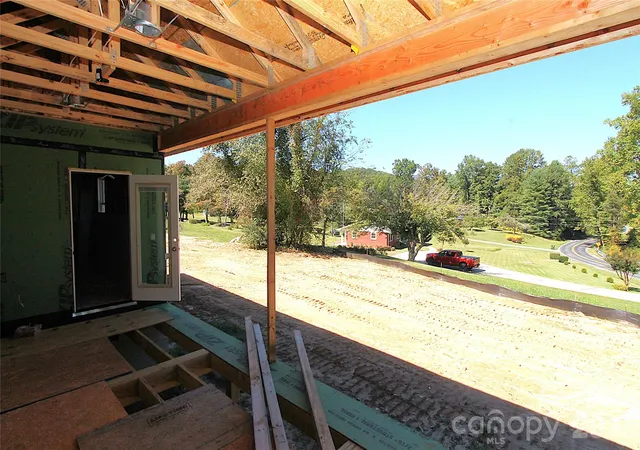 Photo 14 of Single family home for sale at 40 Whiskey River Run, Hendersonville, NC 28792 | MLS# 4429037 | Listing updated on 2026-09-30