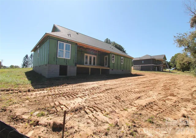 Photo 2 of Single family home for sale at 40 Whiskey River Run, Hendersonville, NC 28792 | MLS# 4429037 | Listing updated on 2026-09-29