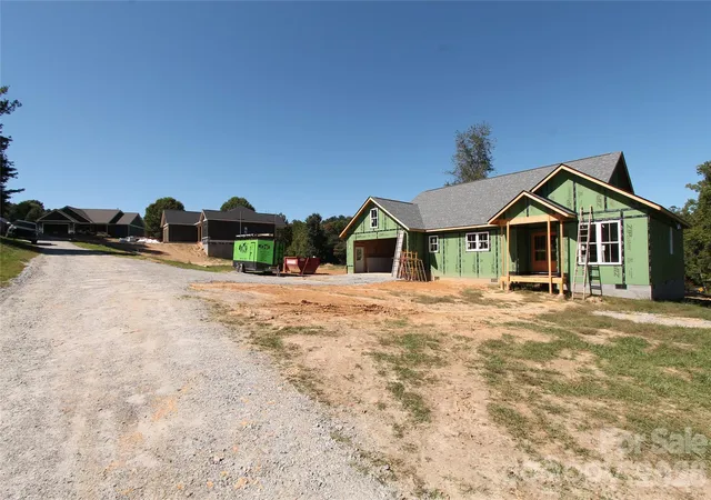 Photo 3 of Single family home for sale at 40 Whiskey River Run, Hendersonville, NC 28792 | MLS# 4429037 | Listing updated on 2026-09-29