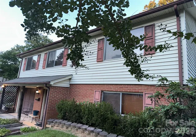 Photo 4 of Single family home for sale at 5609 Burleson Dr, Charlotte, NC 28215 | MLS# 4429080 | Listing updated on 2026-10-08