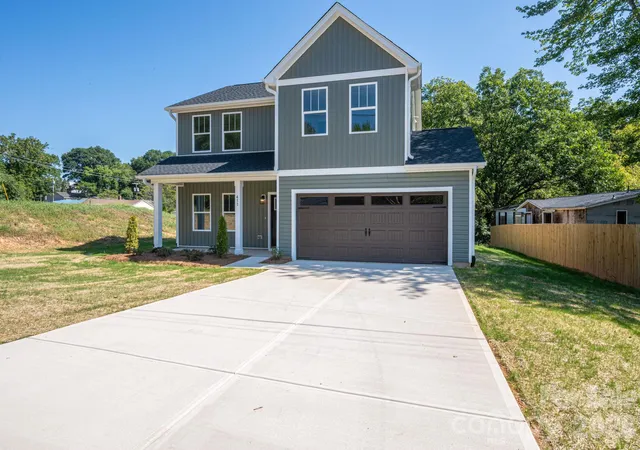 Photo 2 of Single family home for sale at 411 Lee St, Lincolnton, NC 28092 | MLS# 4429102 | Listing updated on 2026-10-07