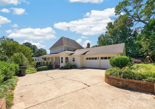 Photo 3 of Single family home for sale at 1058 13th Avenue Pl Nw, Hickory, NC 28601 | MLS# 4429107 | Listing updated on 2026-10-01