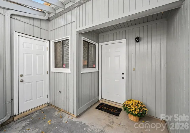 Photo 2 of Townhouse for sale at 8005 Horse Chestnut Ln, Charlotte, NC 28277 | MLS# 4429122 | Listing updated on 2026-10-29