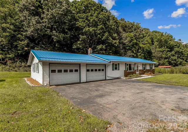 Photo 2 of Single family home for sale at 1878 Bolens Crk Rd, Burnsville, NC 28714 | MLS# 4429138 | Listing updated on 2026-10-01