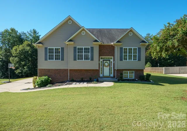 Photo 1 of Single family home for sale at 9530 Driftwood Ct, Hickory, NC 28601 | MLS# 4429180 | Listing updated on 2026-10-01