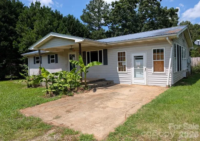 Photo 3 of Single family home for sale at 1859 Rollins Dr, Catawba, NC 28609 | MLS# 4429198 | Listing updated on 2026-10-06