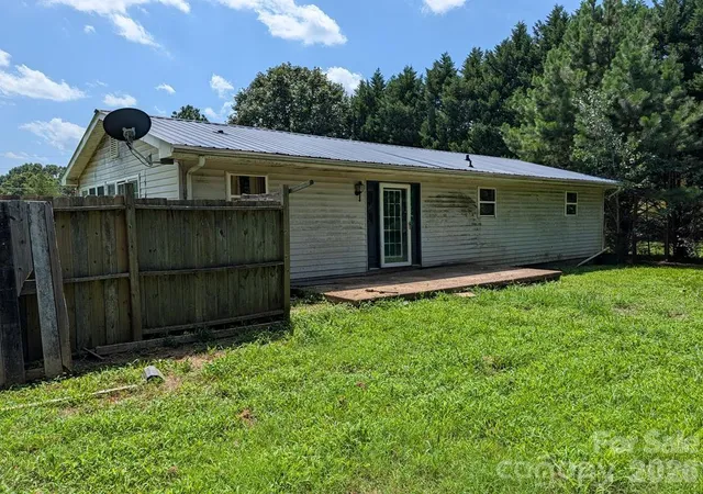 Photo 3 of Single family home for sale at 1859 Rollins Dr, Catawba, NC 28609 | MLS# 4429198 | Listing updated on 2026-10-06