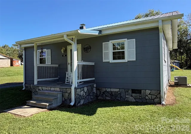 Photo 3 of Single family home for sale at 41 Whitner Dr, Marion, NC 28752 | MLS# 4429202 | Listing updated on 2026-09-30