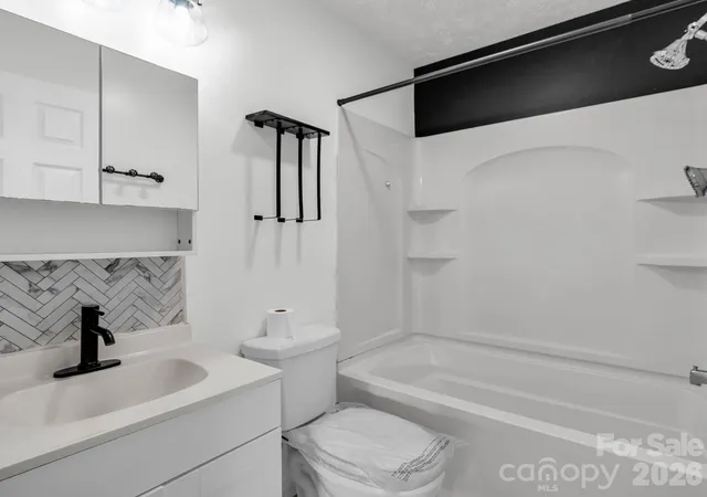 Photo 3 of Single family home for sale at 697 Courtney Dr, Hendersonville, NC 28792 | MLS# 4429227 | Listing updated on 2026-10-03