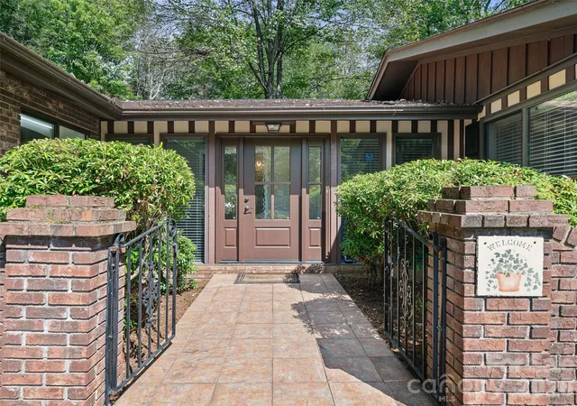 Photo 2 of Single family home for sale at 130 Brandon Rd, Hendersonville, NC 28739 | MLS# 4429232 | Listing updated on 2026-10-02