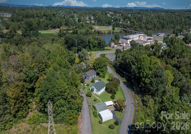 Photo 1 of Single family home for sale at 102 Lake Dr, Hickory, NC 28601 | MLS# 4429233 | Listing updated on 2026-10-05