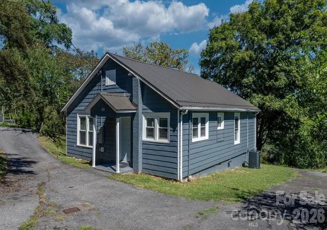 Photo 2 of Single family home for sale at 102 Lake Dr, Hickory, NC 28601 | MLS# 4429233 | Listing updated on 2026-10-05