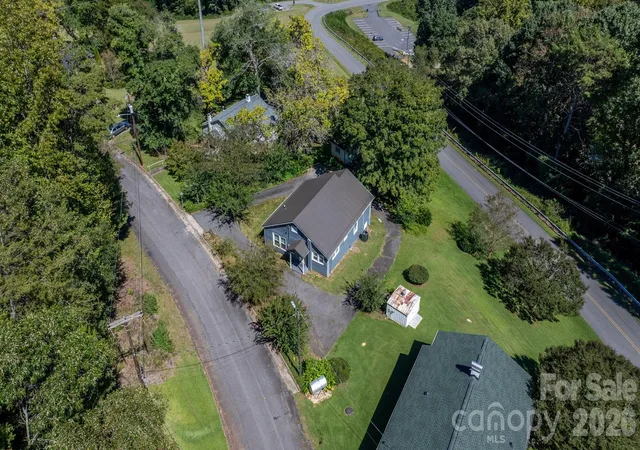 Photo 3 of Single family home for sale at 102 Lake Dr, Hickory, NC 28601 | MLS# 4429233 | Listing updated on 2026-10-05