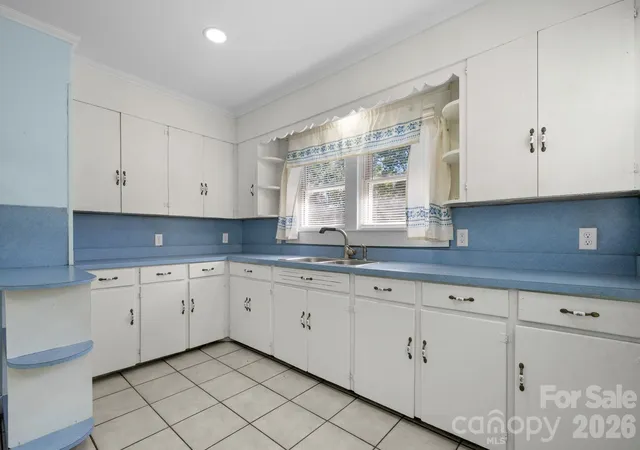 Photo 4 of Single family home for sale at 102 Lake Dr, Hickory, NC 28601 | MLS# 4429233 | Listing updated on 2026-10-05