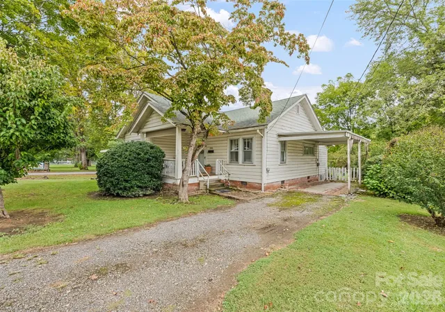 Photo 1 of Single family home for sale at 102 W Marshall St, Waynesville, NC 28786 | MLS# 4429237 | Listing updated on 2026-10-02