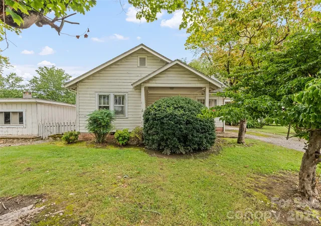 Photo 2 of Single family home for sale at 102 W Marshall St, Waynesville, NC 28786 | MLS# 4429237 | Listing updated on 2026-10-02