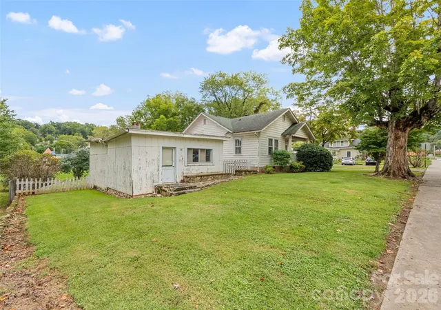 Photo 3 of Single family home for sale at 102 W Marshall St, Waynesville, NC 28786 | MLS# 4429237 | Listing updated on 2026-10-02