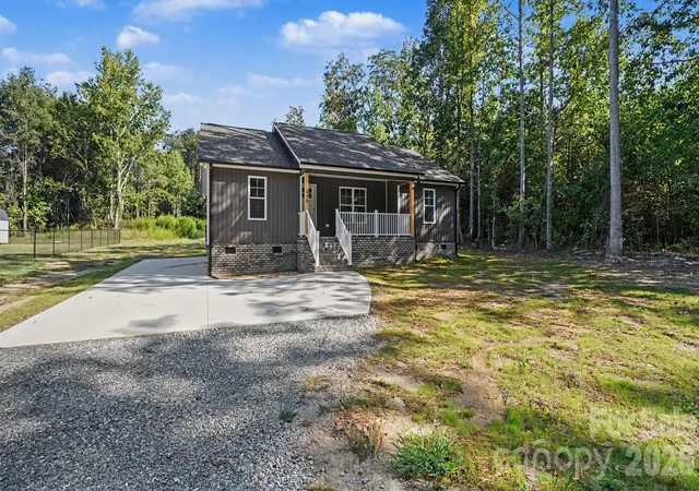 Photo 2 of Single family home for sale at 1815 Hollywood Dr, Salisbury, NC 28144 | MLS# 4429247 | Listing updated on 2026-10-08