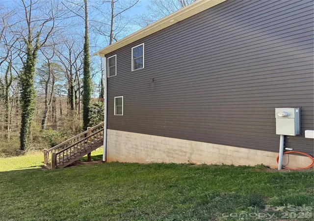 Photo 2 of Single family home for sale at 1084 20th Street Ne, Hickory, NC 28601 | MLS# 4429249 | Listing updated on 2026-09-29