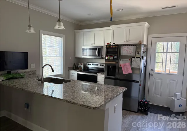 Photo 4 of Single family home for sale at 1084 20th Street NE, Hickory, NC 28601 | MLS# 4429249 | Listing updated on 2026-09-29