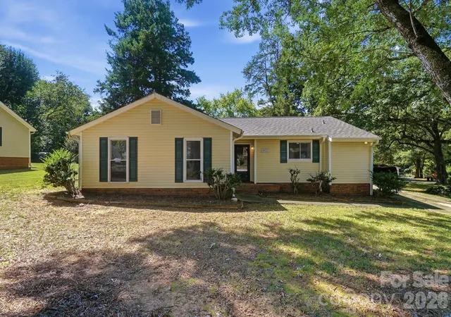 Photo 2 of Single family home for sale at 5921 Falstaff Dr, Charlotte, NC 28227 | MLS# 4429279 | Listing updated on 2026-10-01