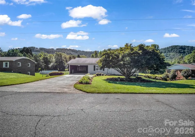 Photo 3 of Single family home for sale at 1323 Havenwood Dr, Morganton, NC 28655 | MLS# 4429285 | Listing updated on 2026-09-29