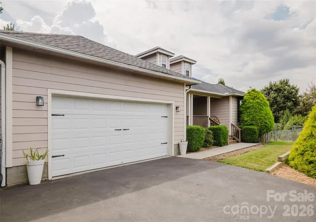 Photo 3 of Single family home for sale at 91 Crestview St, Canton, NC 28716 | MLS# 4429307 | Listing updated on 2026-10-09