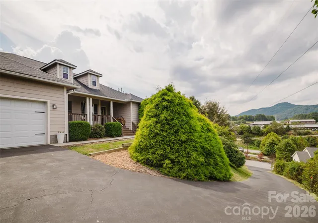 Photo 3 of Single family home for sale at 91 Crestview St, Canton, NC 28716 | MLS# 4429307 | Listing updated on 2026-10-09