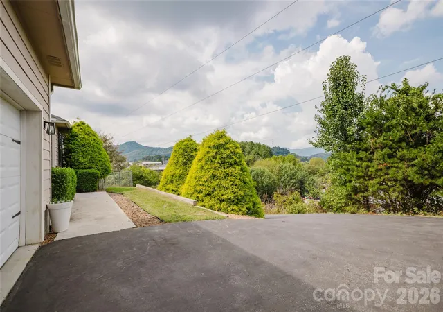 Photo 4 of Single family home for sale at 91 Crestview St, Canton, NC 28716 | MLS# 4429307 | Listing updated on 2026-10-09