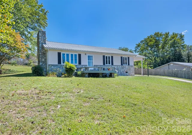Photo 2 of Single family home for sale at 158 Candlelight Cir, Clyde, NC 28721 | MLS# 4429323 | Listing updated on 2026-10-01
