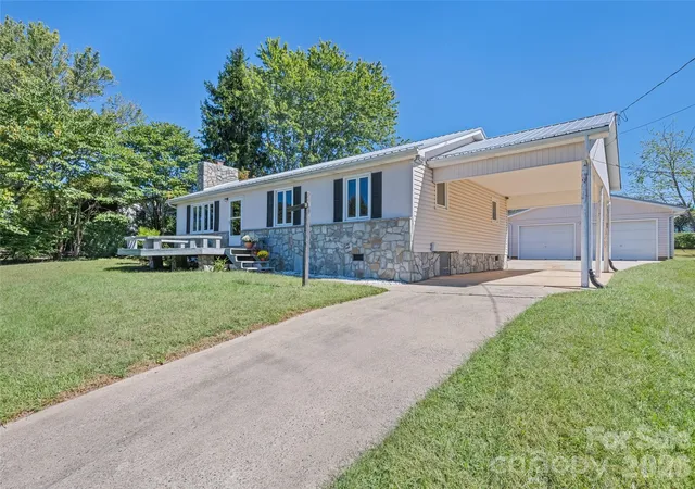 Photo 3 of Single family home for sale at 158 Candlelight Cir, Clyde, NC 28721 | MLS# 4429323 | Listing updated on 2026-10-01